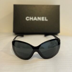 CHANEL Elegant Black Eyewear